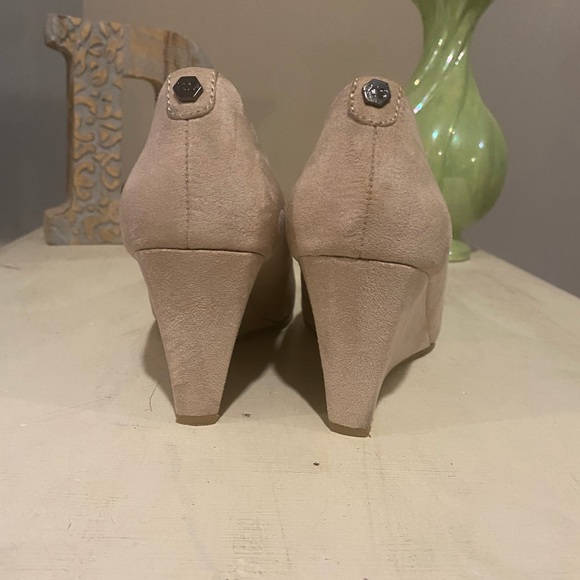 K Studio Cream/Beige Suede Wedge Shoes - Picture 4 of 8